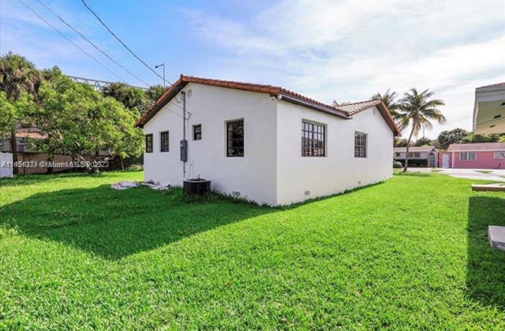 860 NW 17th Ct, Miami, FL 33125 Photo