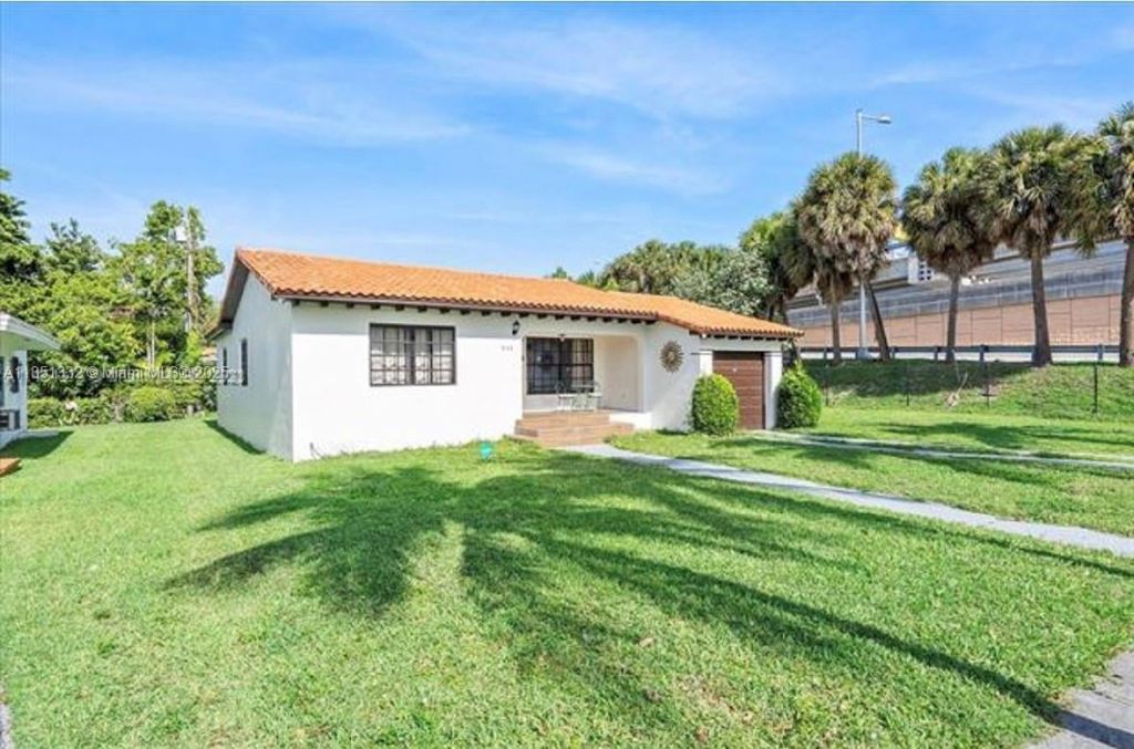 860 NW 17th Ct, Miami, FL 33125 Photo