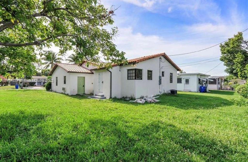 860 NW 17th Ct, Miami, FL 33125 Photo