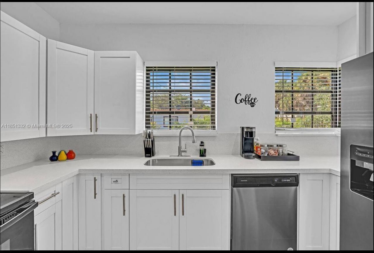 860 NW 17th Ct, Miami, FL 33125 Photo