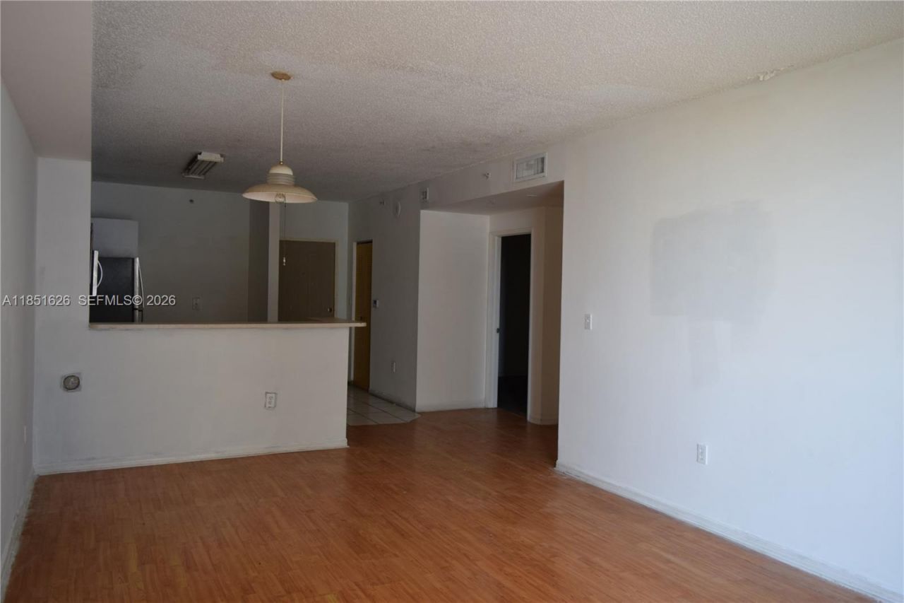 5091 NW 7th St, Unit 711, Miami, FL 33126 Photo
