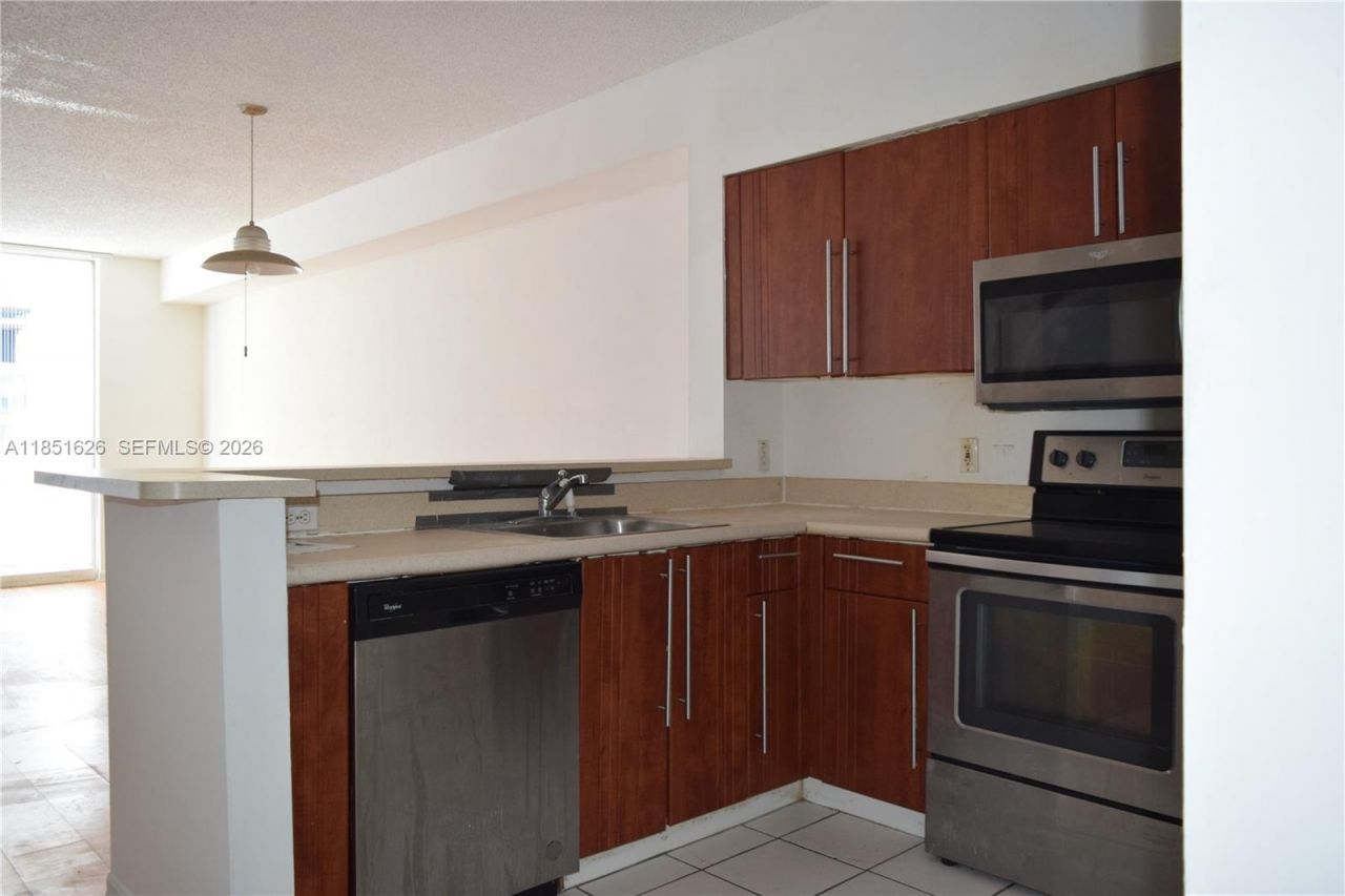 5091 NW 7th St, Unit 711, Miami, FL 33126 Photo