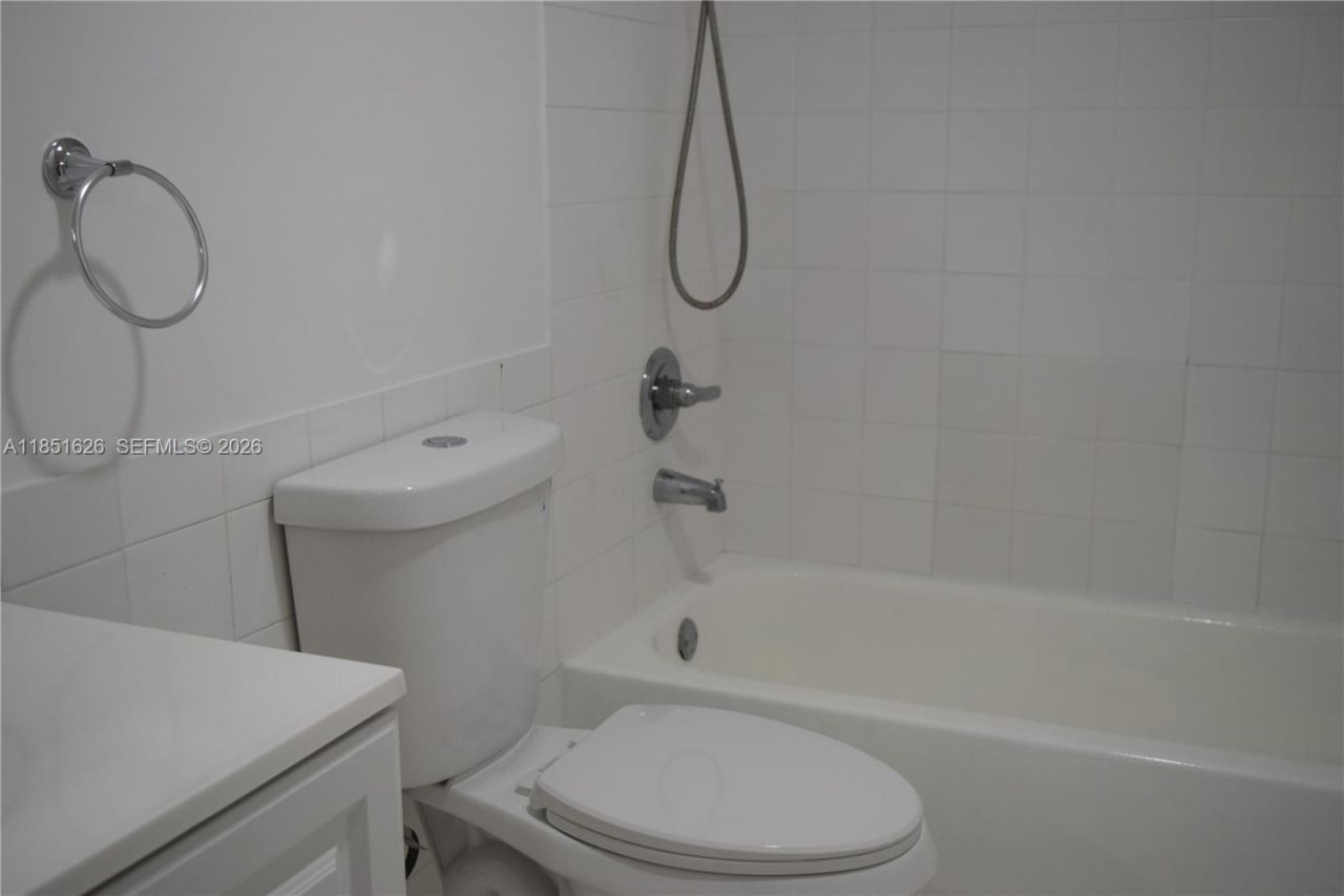 5091 NW 7th St, Unit 711, Miami, FL 33126 Photo