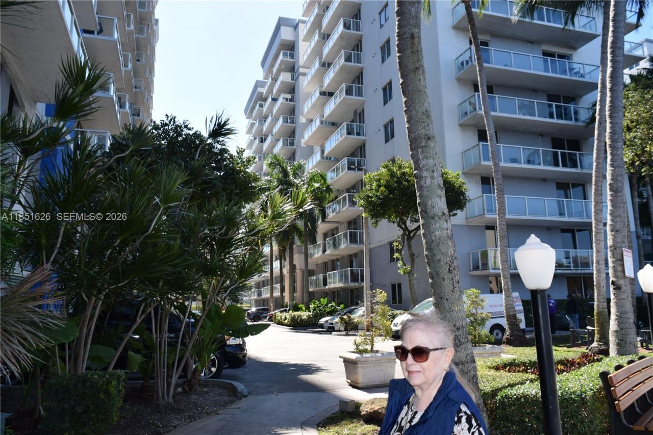 5091 NW 7th St, Unit 711, Miami, FL 33126 Photo