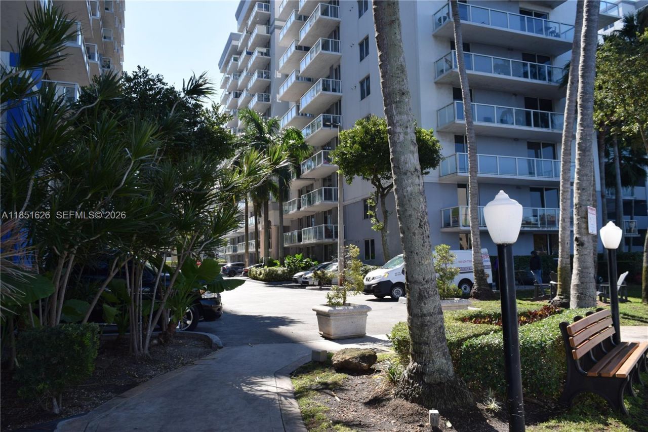 5091 NW 7th St, Unit 711, Miami, FL 33126 Photo