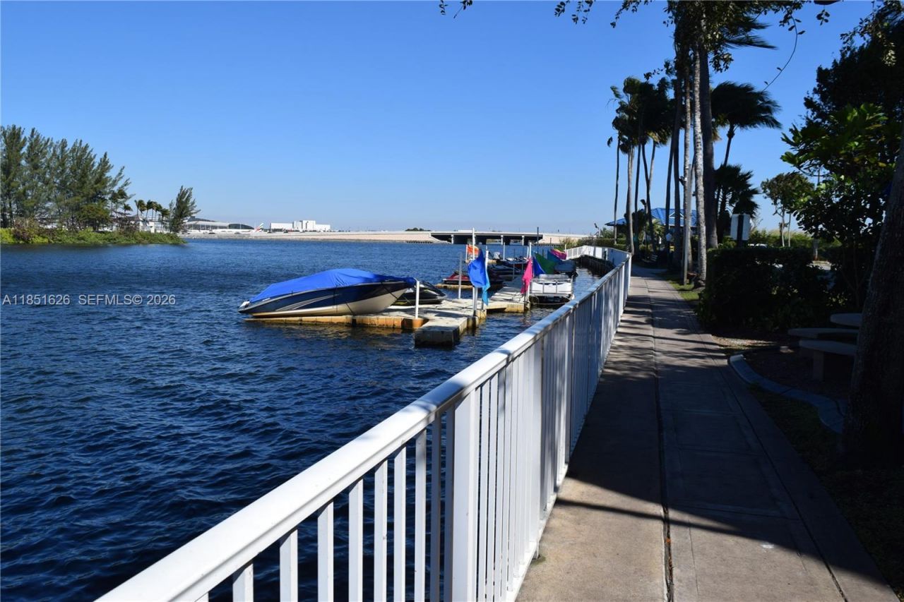 5091 NW 7th St, Unit 711, Miami, FL 33126 Photo