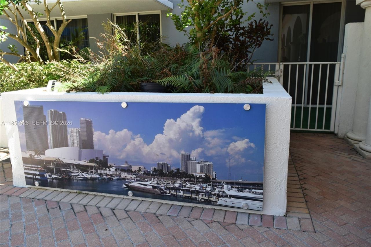 5091 NW 7th St, Unit 711, Miami, FL 33126 Photo