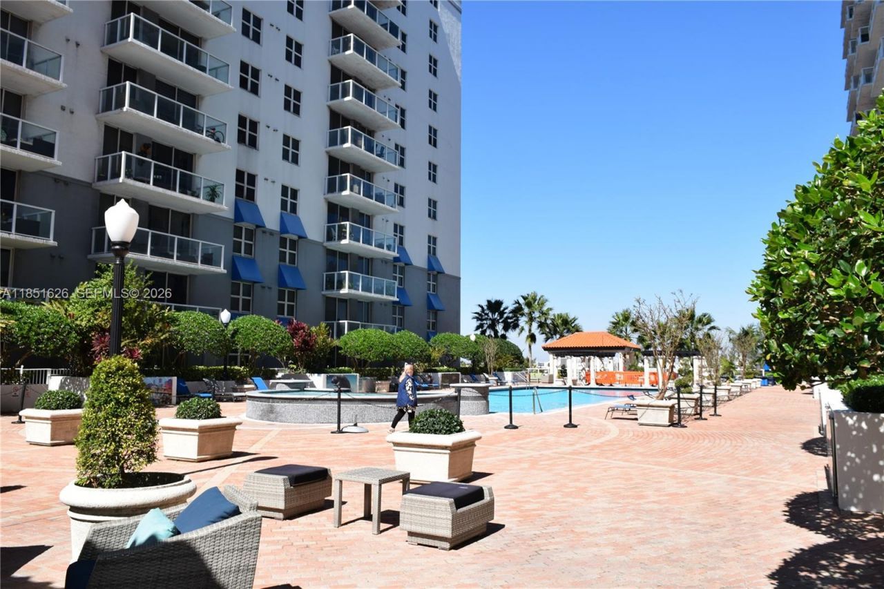 5091 NW 7th St, Unit 711, Miami, FL 33126 Photo