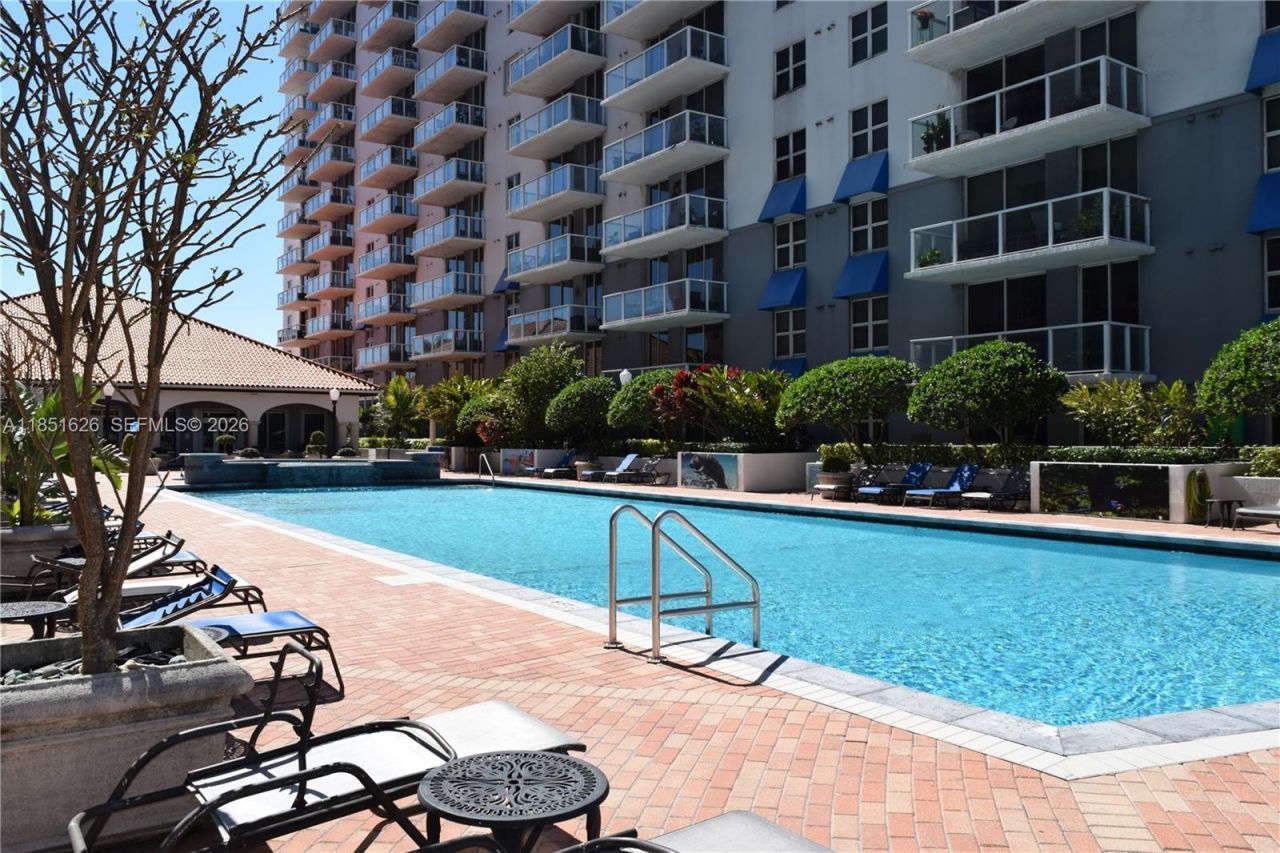 5091 NW 7th St, Unit 711, Miami, FL 33126 Photo