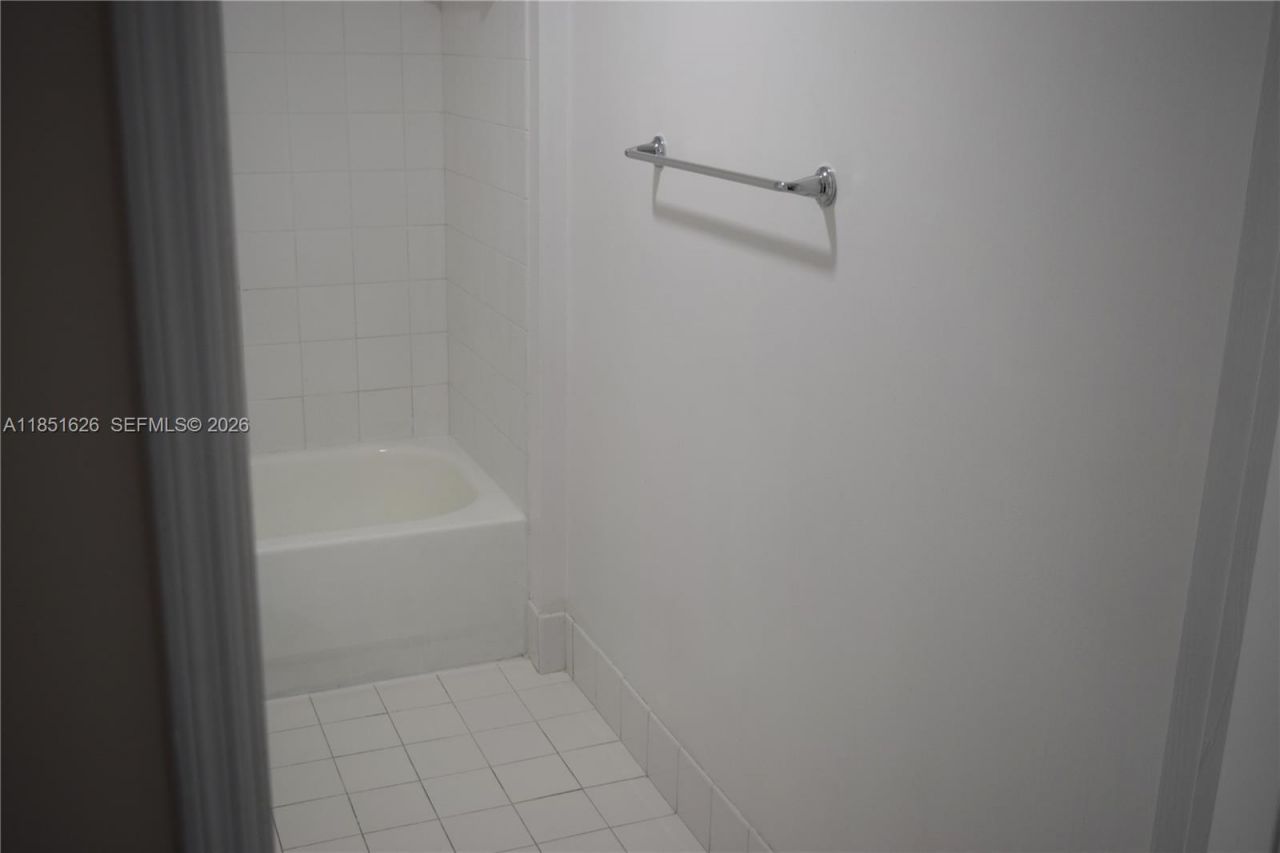 5091 NW 7th St, Unit 711, Miami, FL 33126 Photo