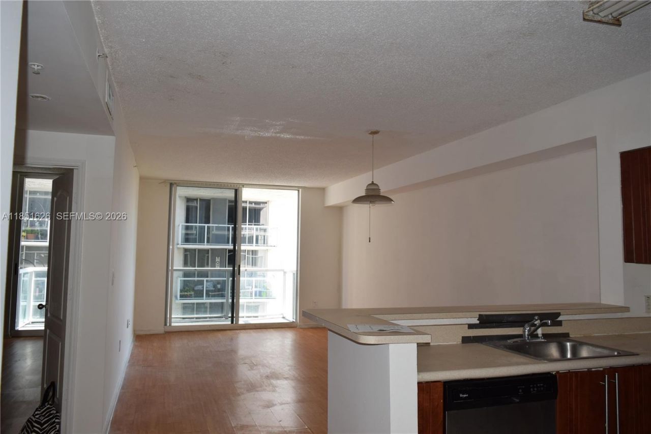 5091 NW 7th St, Unit 711, Miami, FL 33126 Photo