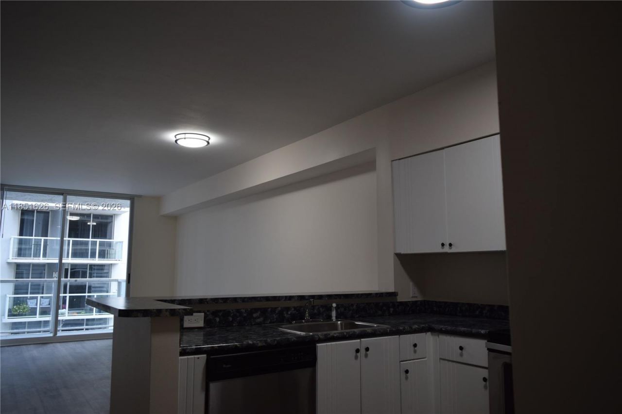 5091 NW 7th St, Unit 711, Miami, FL 33126 Photo