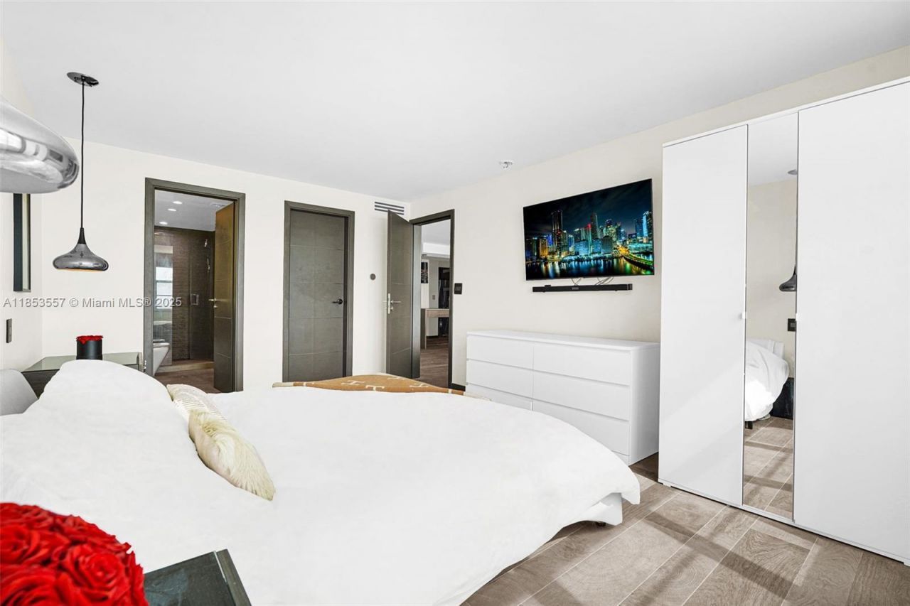 5151 Collins Ave, Unit 1519, Miami Beach, FL 33140 Photo