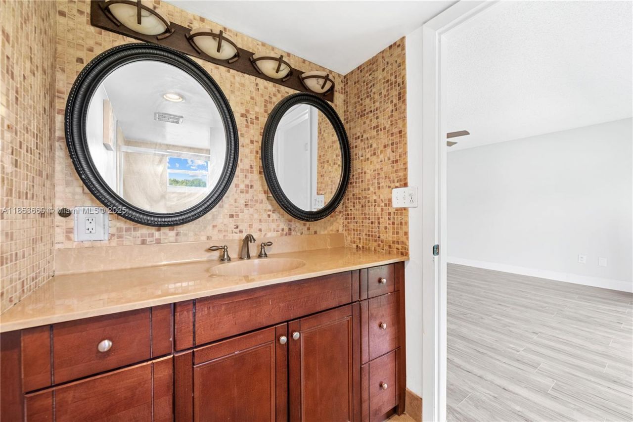 4088 Inverrary Dr, Unit 11F, Lauderhill, FL 33319 Photo