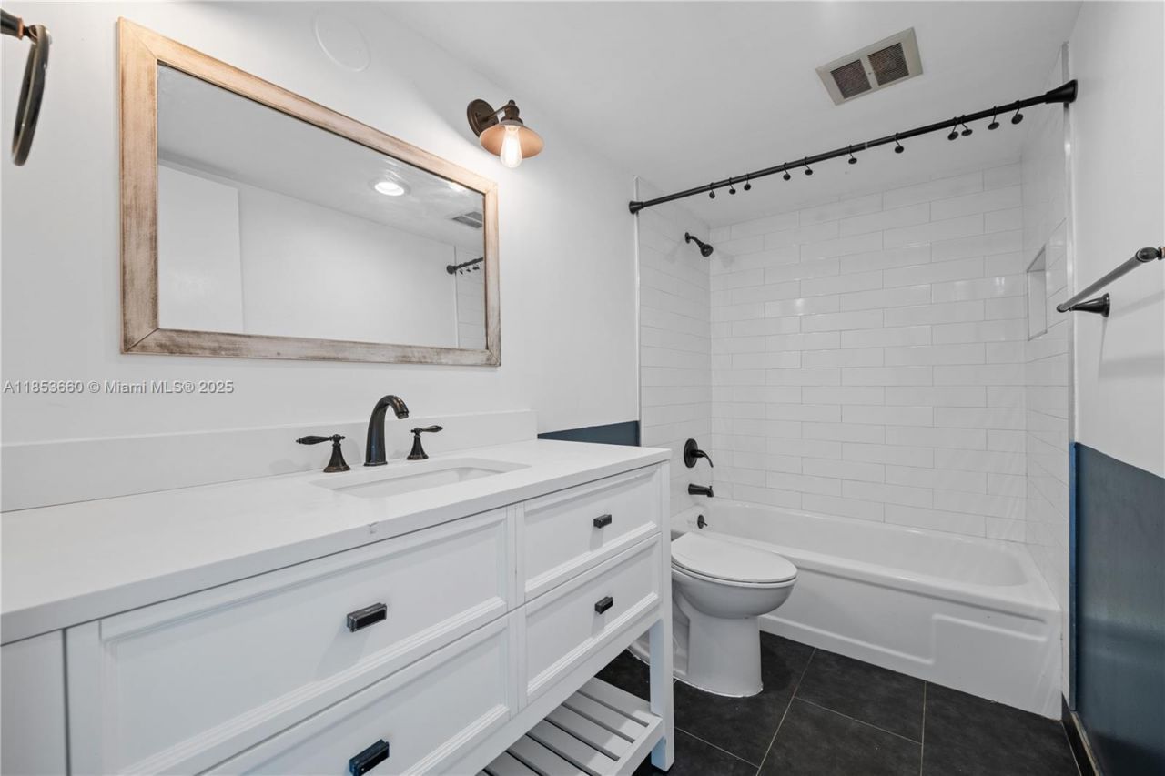 4088 Inverrary Dr, Unit 11F, Lauderhill, FL 33319 Photo