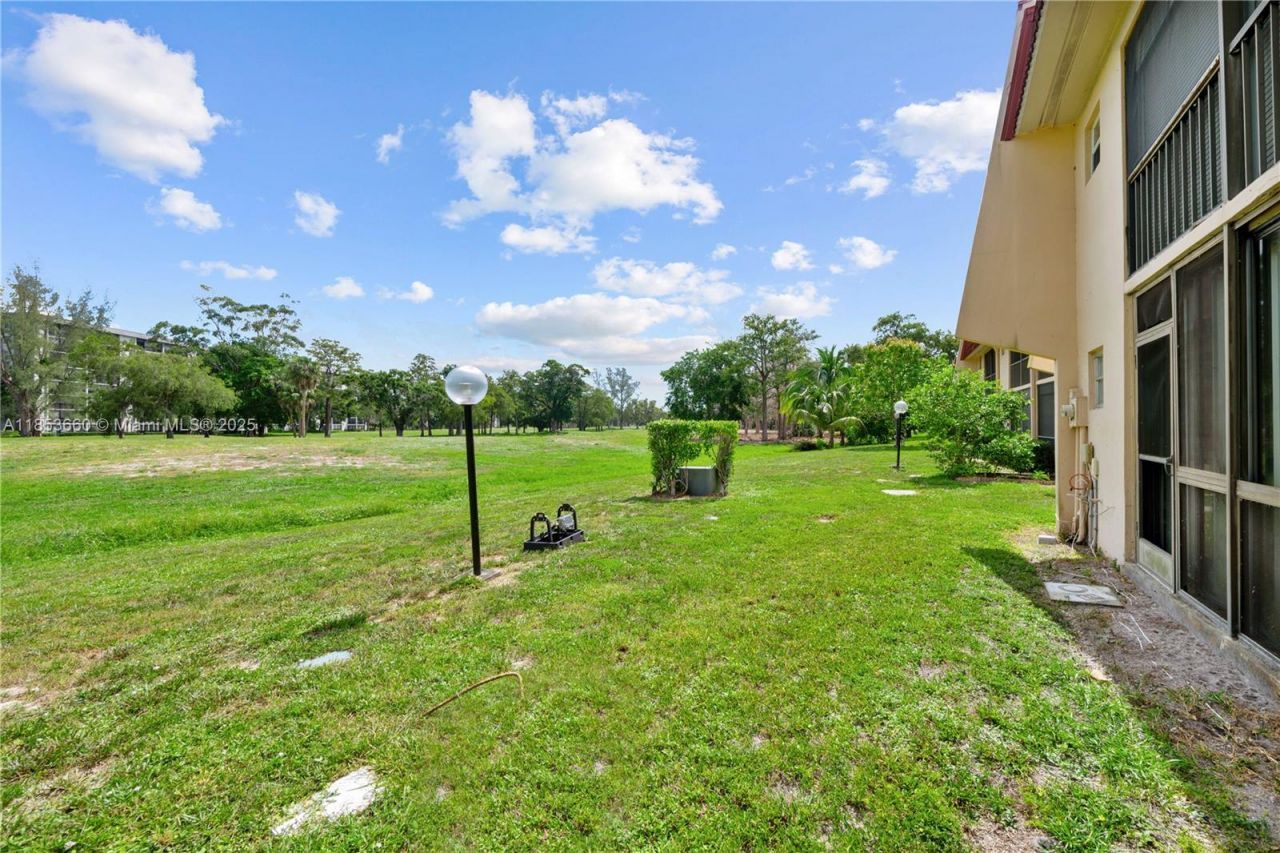 4088 Inverrary Dr, Unit 11F, Lauderhill, FL 33319 Photo