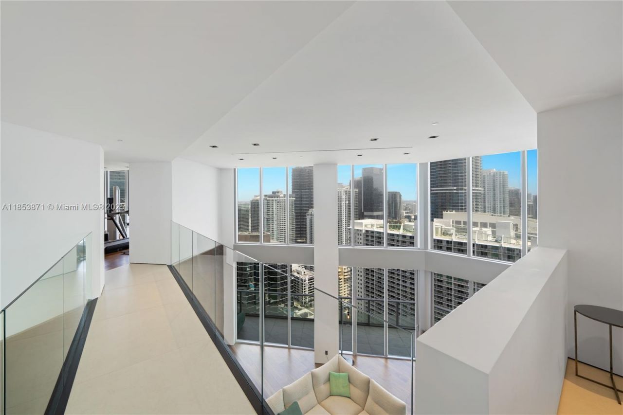 1300 Brickell Bay Dr, Unit 4401, Miami, FL 33131 Photo