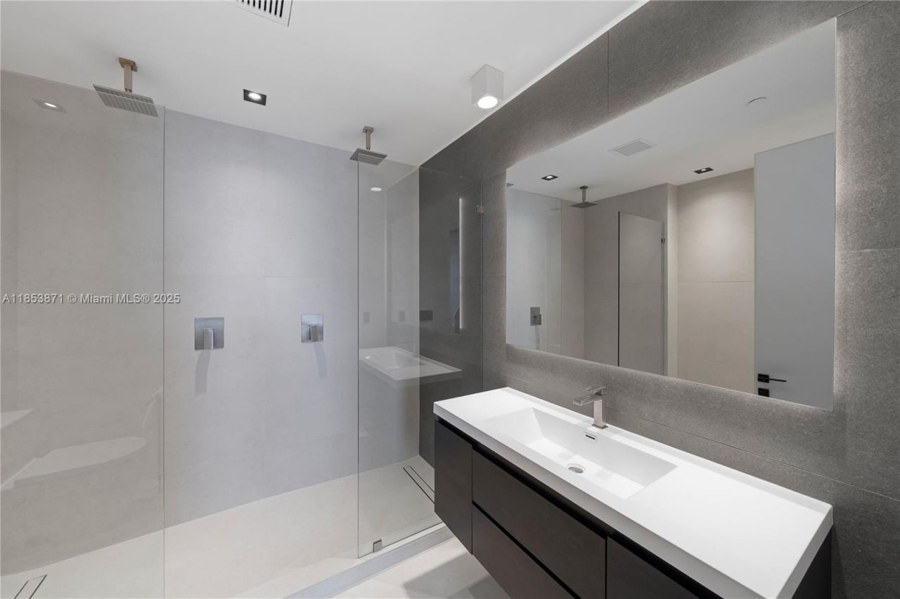 1300 Brickell Bay Dr, Unit 4401, Miami, FL 33131 Photo