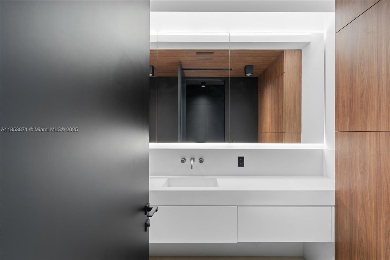 1300 Brickell Bay Dr, Unit 4401, Miami, FL 33131 Photo