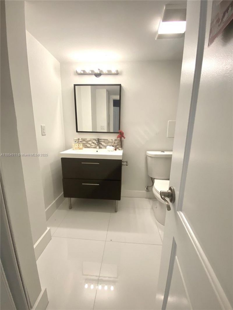 3301 N Country Club Dr, Unit 112, Aventura, FL 33180 Photo