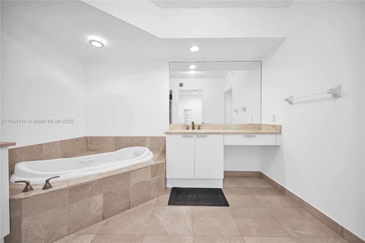 15051 Royal Oaks Ln, Unit 1605, North Miami, FL 33181 Photo