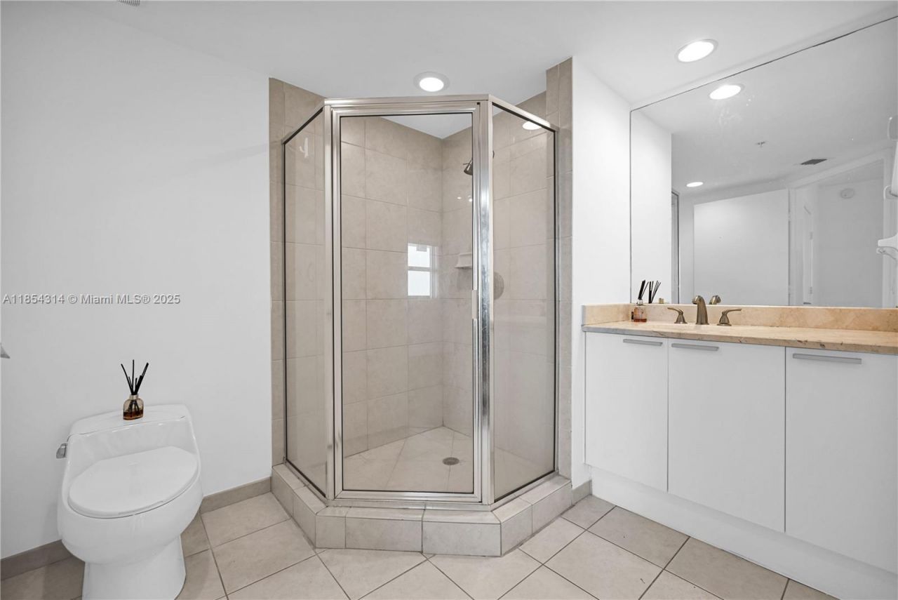 15051 Royal Oaks Ln, Unit 1605, North Miami, FL 33181 Photo