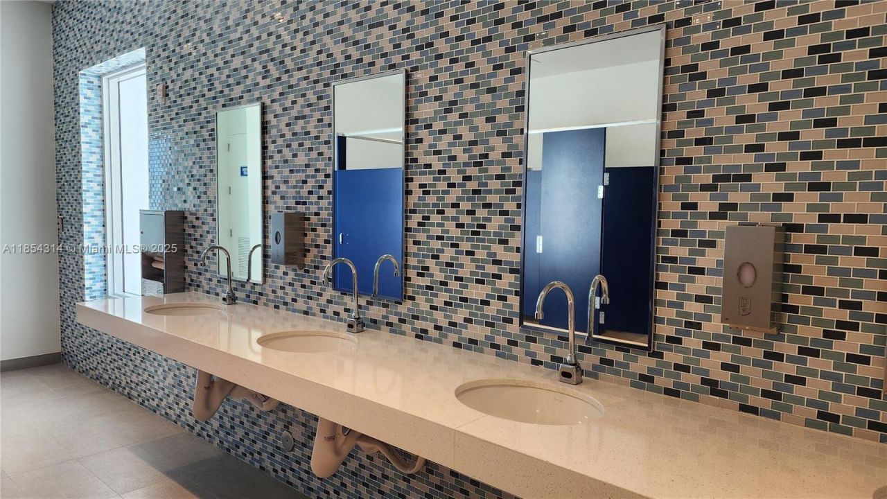 15051 Royal Oaks Ln, Unit 1605, North Miami, FL 33181 Photo