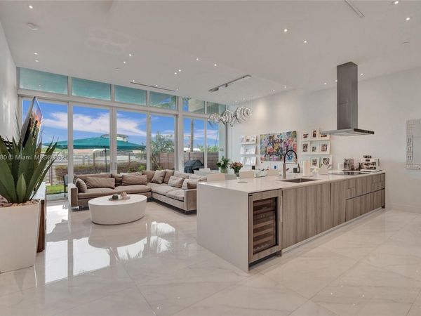 3750 Yacht Club Dr, Unit TH2, Aventura, FL 33180