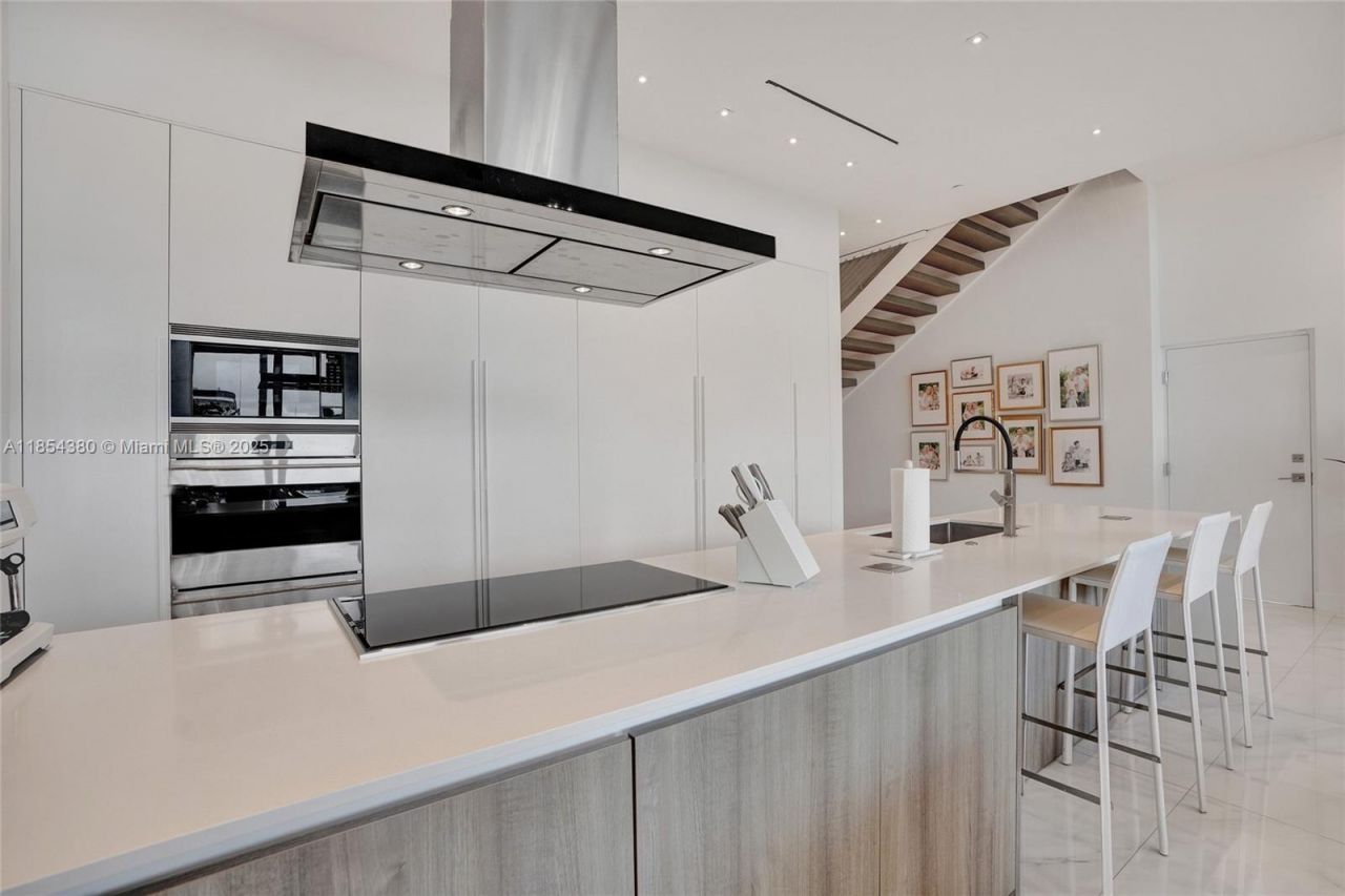 3750 Yacht Club Dr, Unit TH2, Aventura, FL 33180 Photo