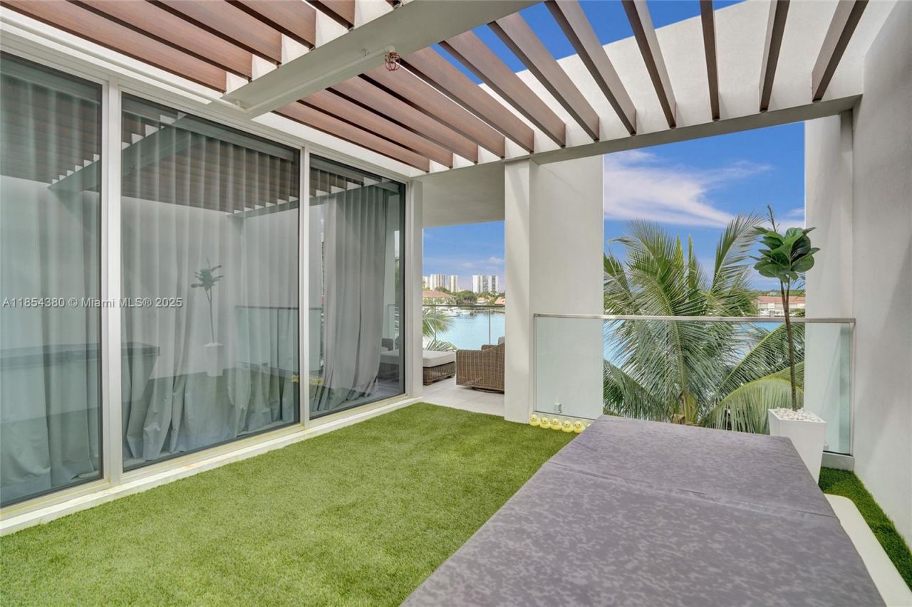 3750 Yacht Club Dr, Unit TH2, Aventura, FL 33180 Photo