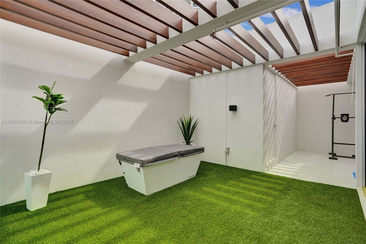 3750 Yacht Club Dr, Unit TH2, Aventura, FL 33180 Photo