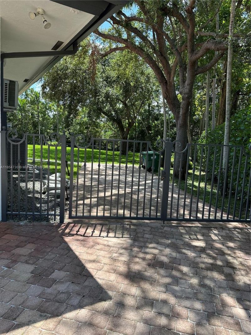 10600 SW 69th Ave, Pinecrest, FL 33156 Photo