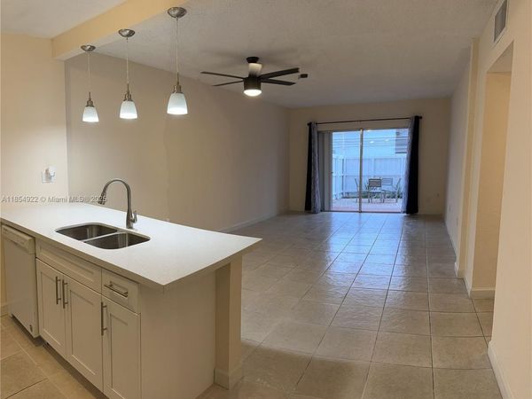 10900 SW 104th St, Unit 118, Miami, FL 33176