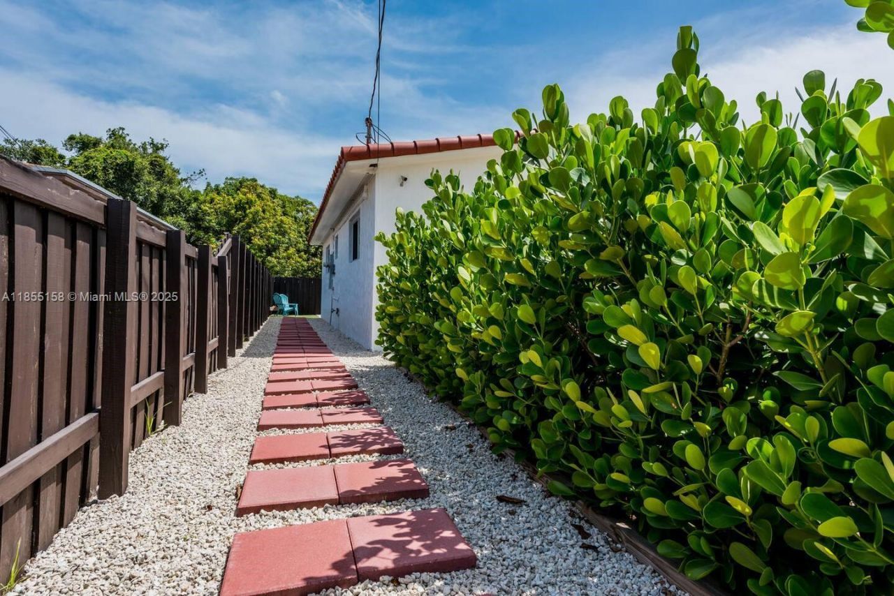 350 NW 50th St, Miami, FL 33127 Photo