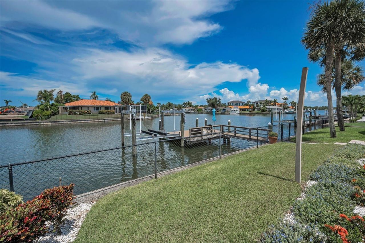 2057 Kansas Avenue Ne, Saint Petersburg, FL 33703 Photo