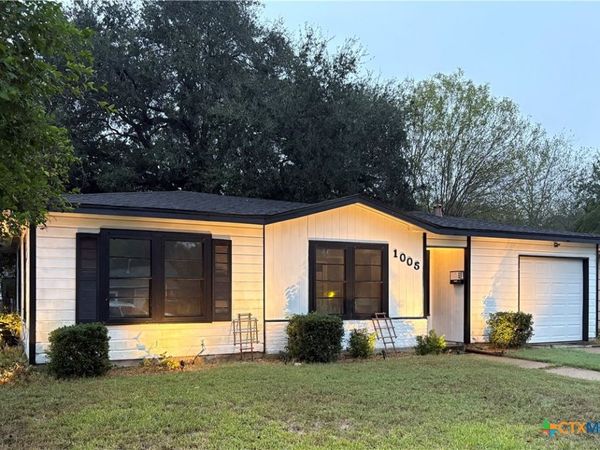 1005 E Polk Avenue, Victoria, TX 77901
