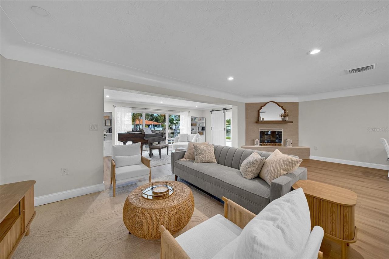 2025 Michigan Avenue Ne, Saint Petersburg, FL 33703 Photo
