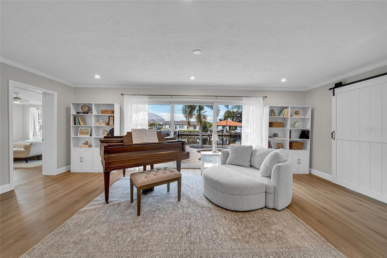 2025 Michigan Avenue Ne, Saint Petersburg, FL 33703 Photo