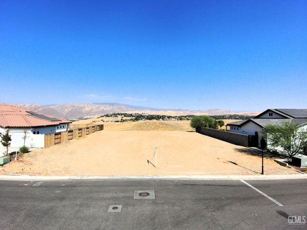 6825 Aquamarine Drive, Bakersfield, CA 93306