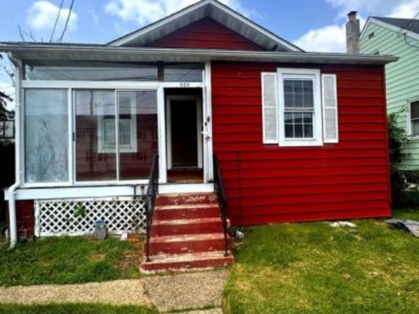 828 WOOD STREET, BURLINGTON, NJ 08016