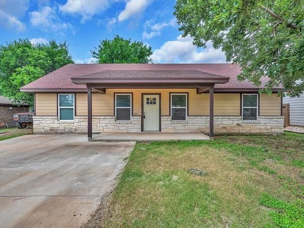 210 N Harrison Street, McGregor, TX 76657