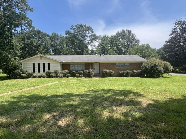 1214 Carter Dr., Hattiesburg, MS 39402