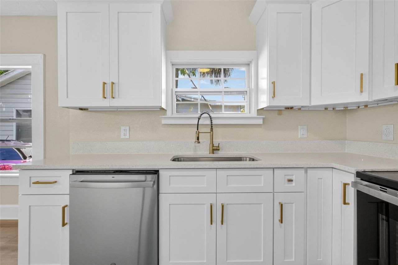 1240 James Avenue S, Saint Petersburg, FL 33705 Photo