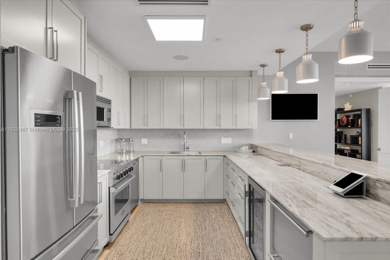 100 S Pointe Dr, Unit 1502, Miami Beach, FL 33139 Photo