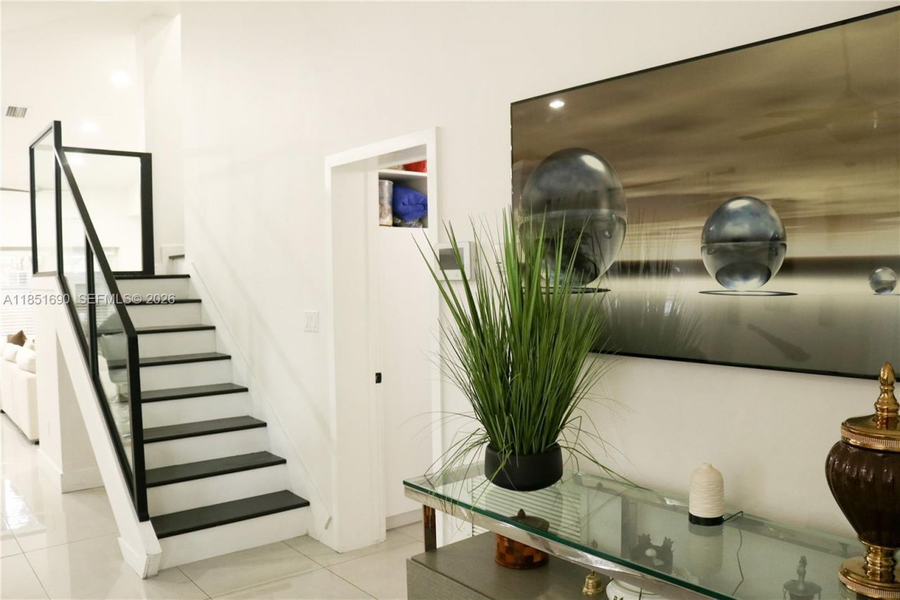 11 NE 151st St, Miami, FL 33162 Photo