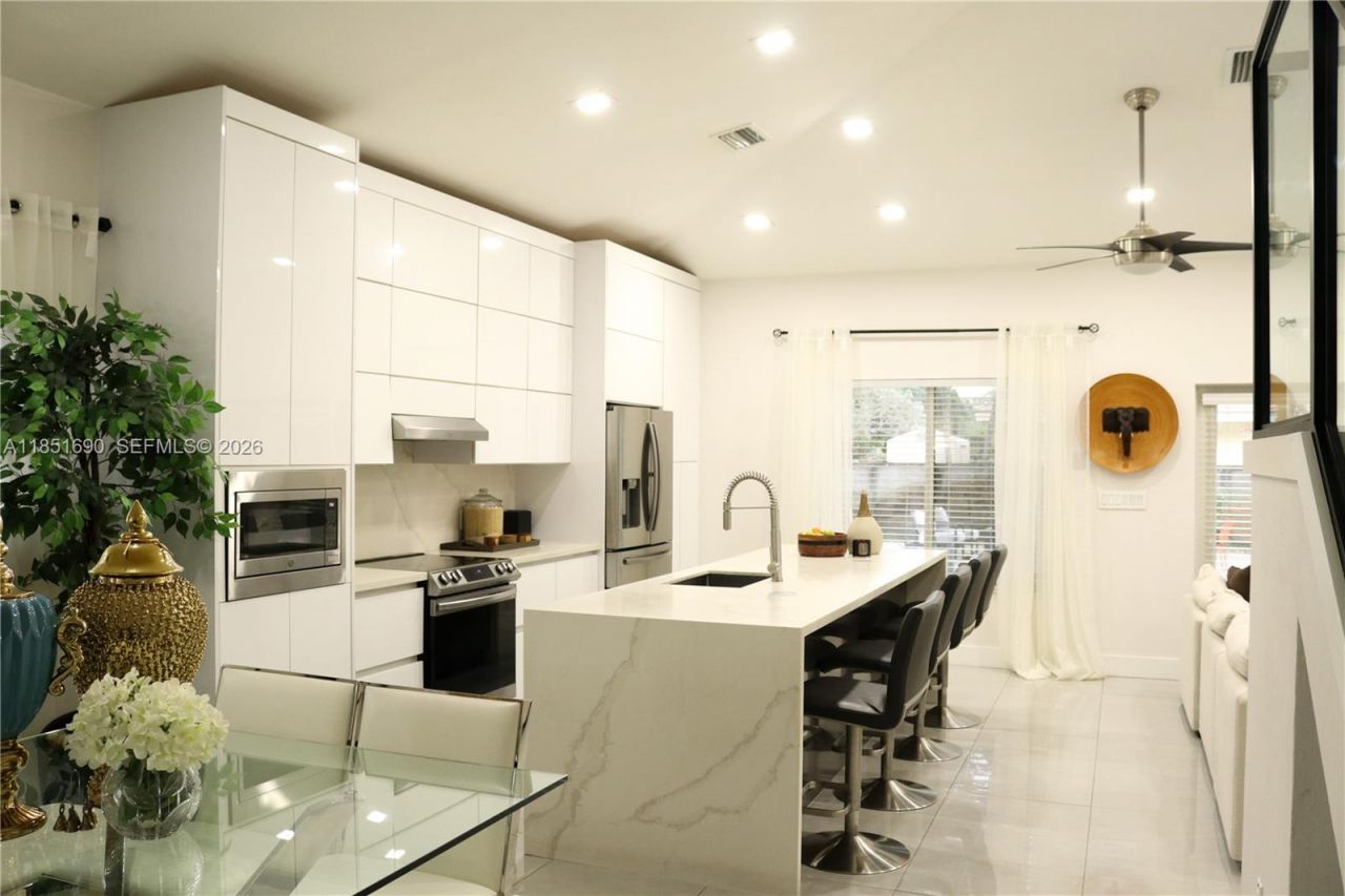 11 NE 151st St, Miami, FL 33162 Photo