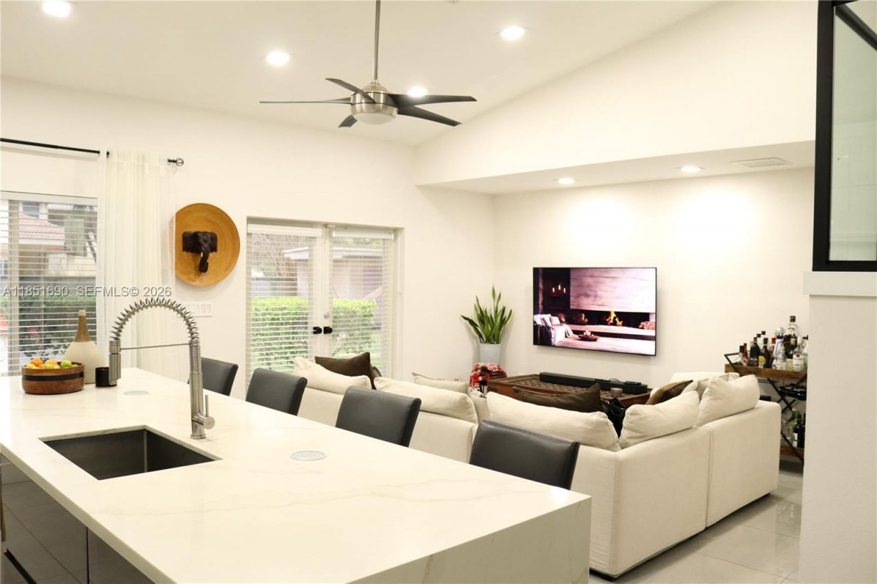 11 NE 151st St, Miami, FL 33162 Photo