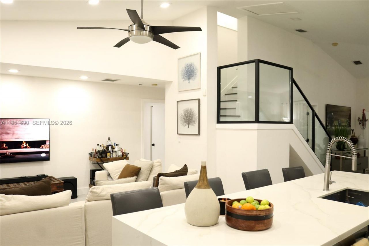 11 NE 151st St, Miami, FL 33162 Photo