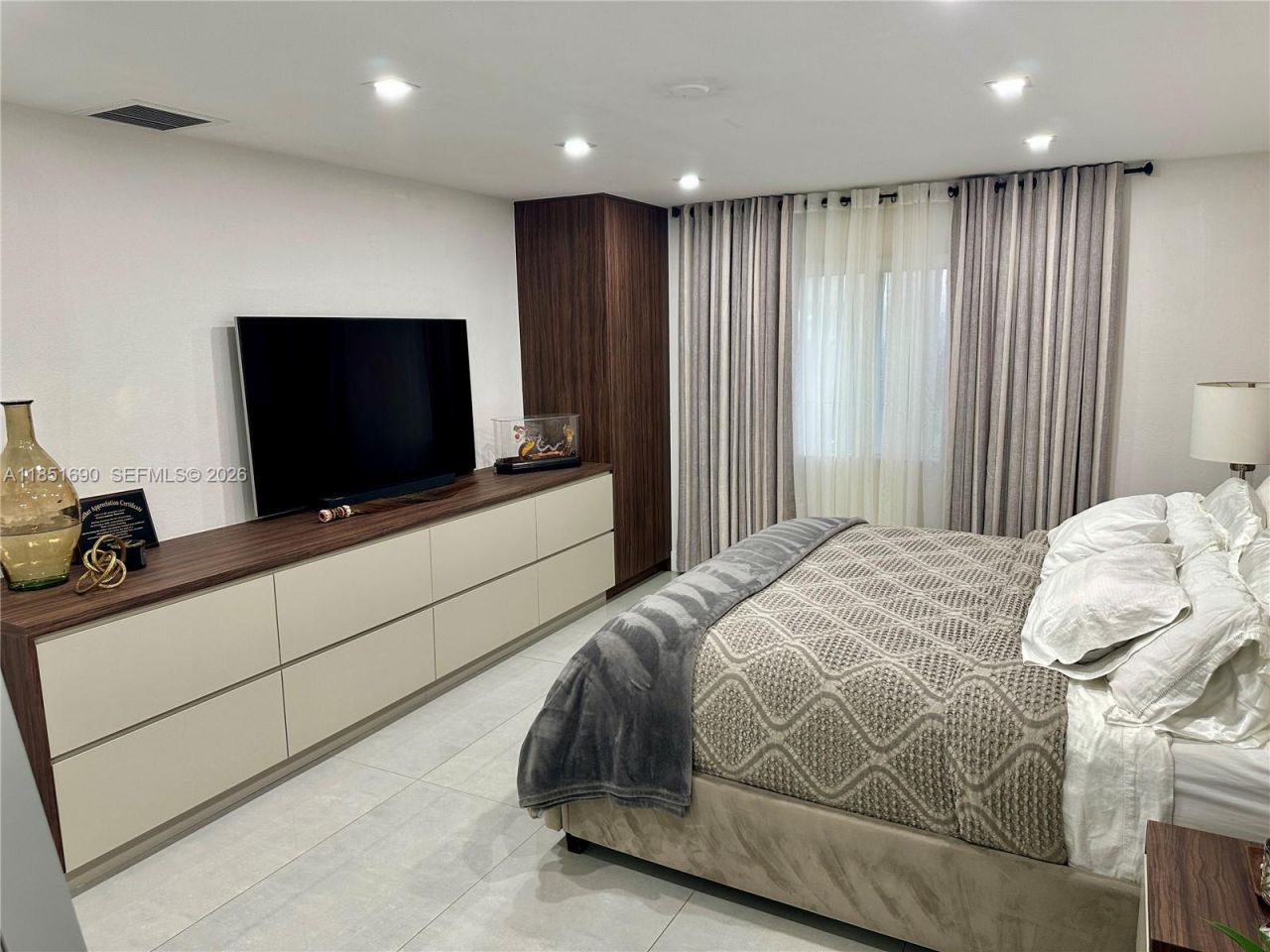 11 NE 151st St, Miami, FL 33162 Photo