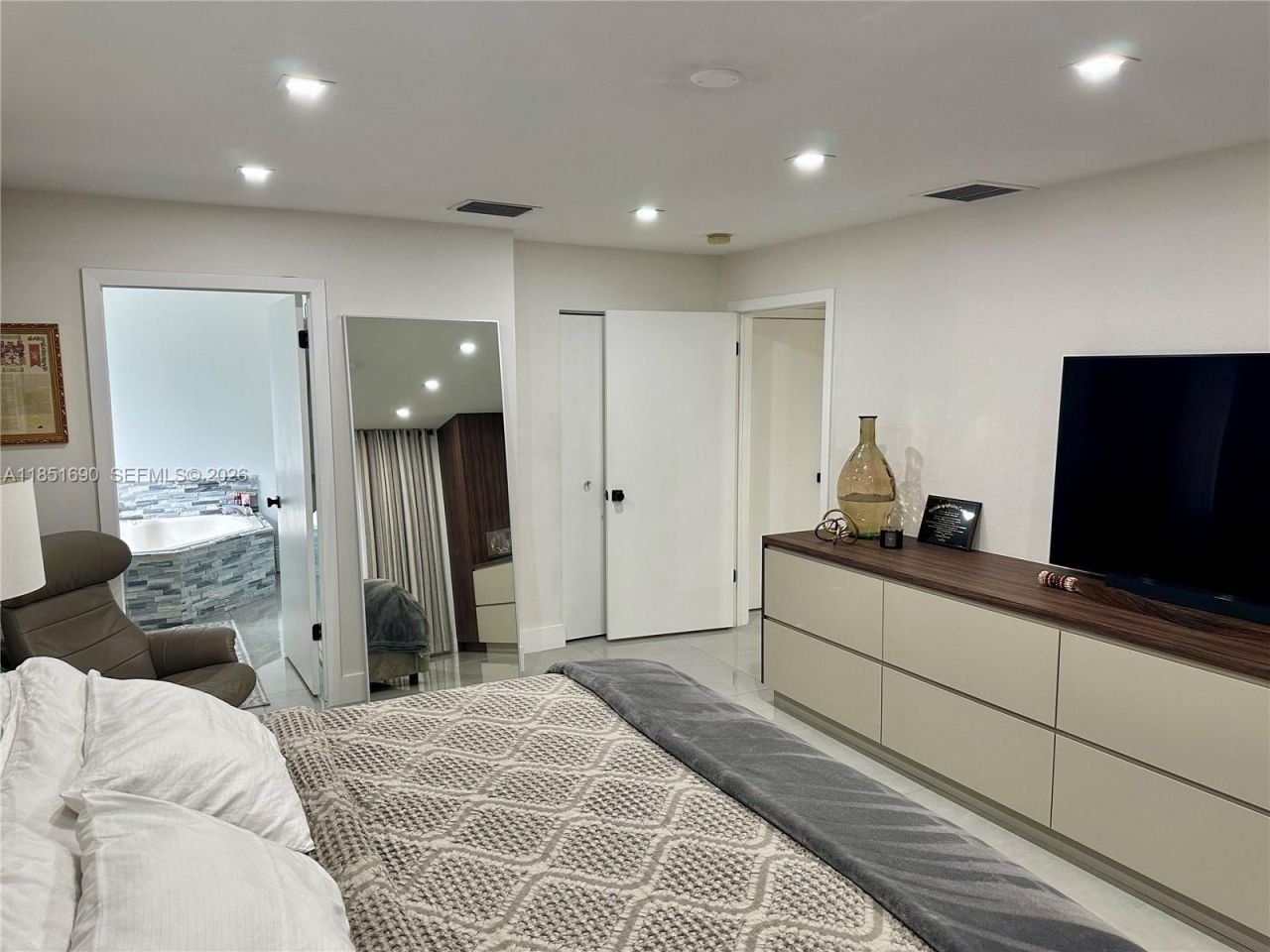 11 NE 151st St, Miami, FL 33162 Photo